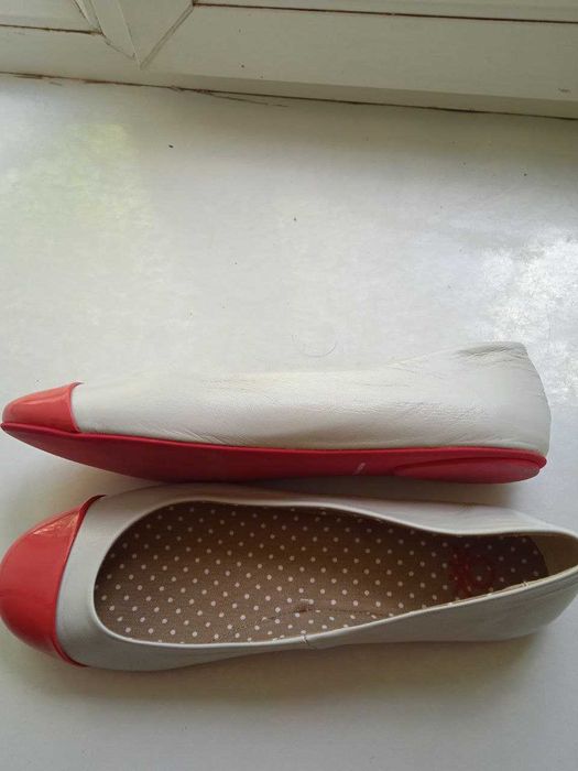 Летние туфли бело-красные новые