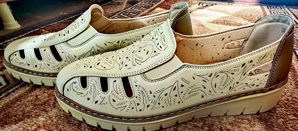 Дамски обувки на ниска платформа