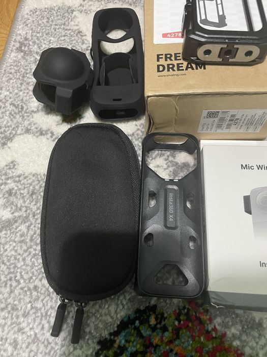 Vand camera Insta360 x4 cu accesorii