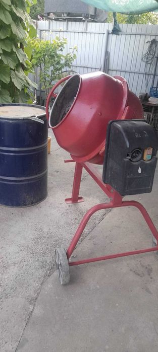 Betoniera și butoaie metal cu capac