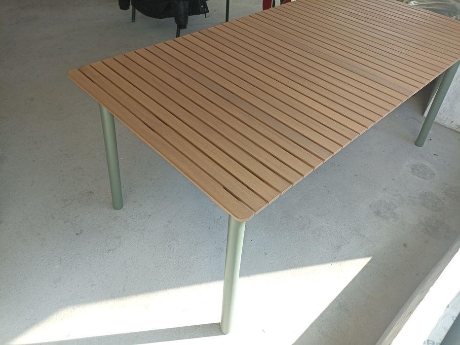 Masa extensibila grădină, cadru aluminiu și blat din material lemnos (șipci lemn), NOUA/stare impecabila.
