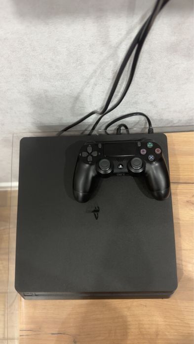PlayStation 4 Slim в хорошем состояние