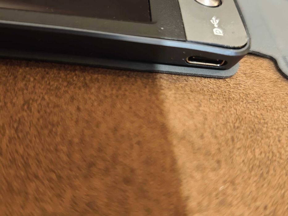 Asus ZenScreen GO MB16AP преносим монитор с вградена батерия