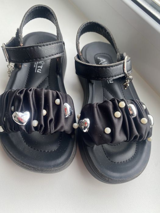 Сандалики . Размер 26. На липучке.