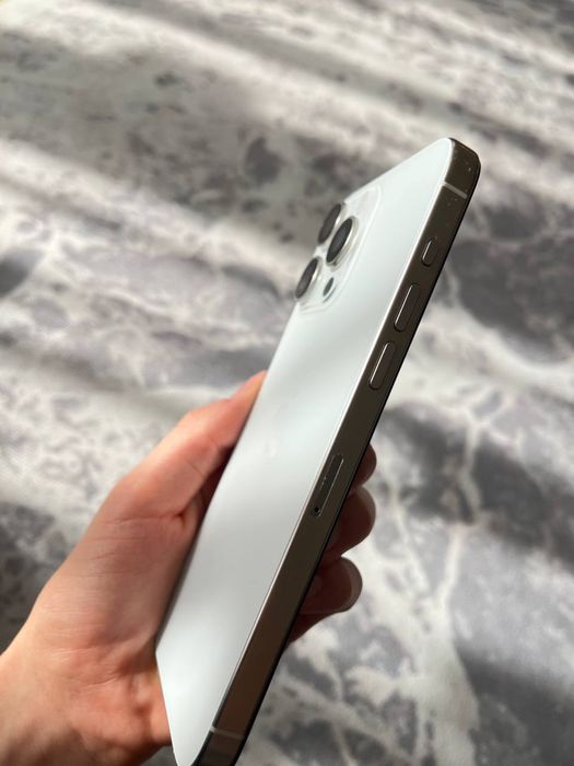 В продаже Айфон 15pro max