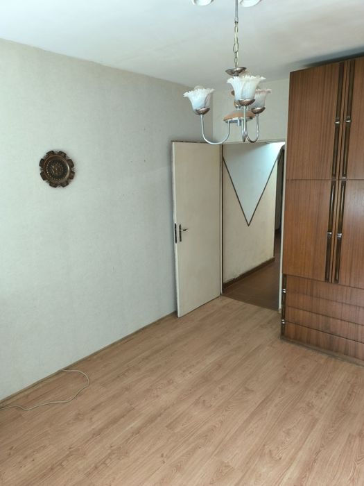 Отдавам тристаен необзаведен апартамент в кв Дървеница, София под наем, състоящ се от хол, две спални, кухня, баня, тоалетна и две сервизни помещени я