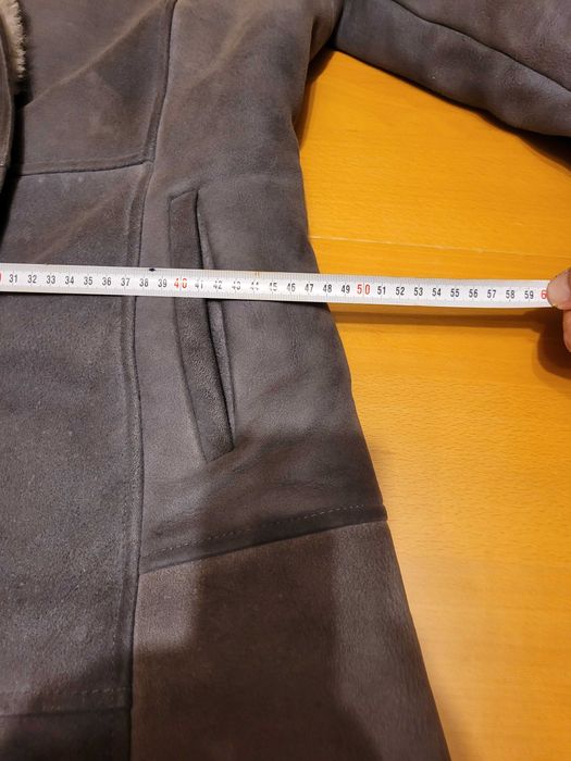 Cojoc natutal, model vechi, bine intretinut, culoarea gri, marimea 4