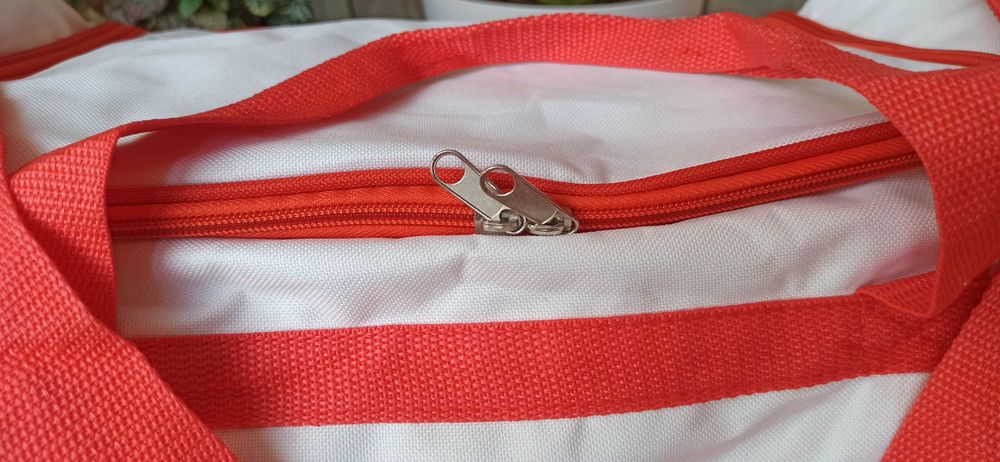 нов сак Kinder-20 лв, нов Hummel-15 лв, нова раница-20 лв.