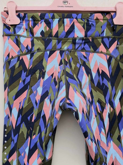 Nike oригинален дамски клин М размер