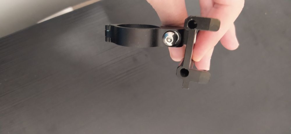 Черна поставка за GSM за велосипедно кормило