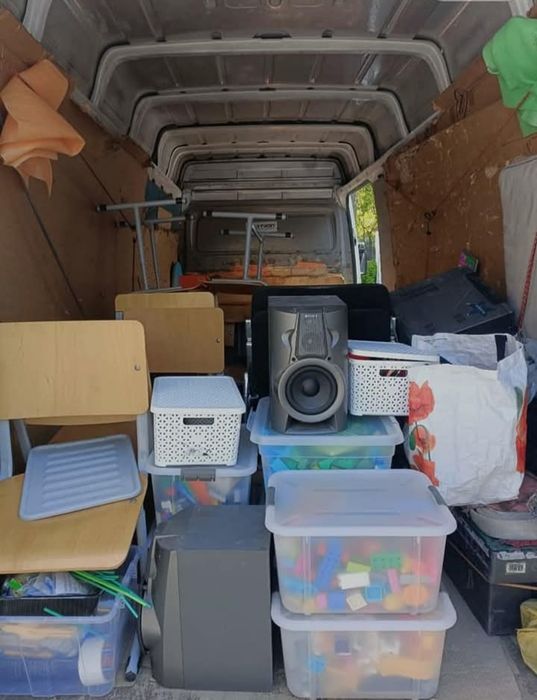 Prestez servicii de apartamente, case și transport marfa.