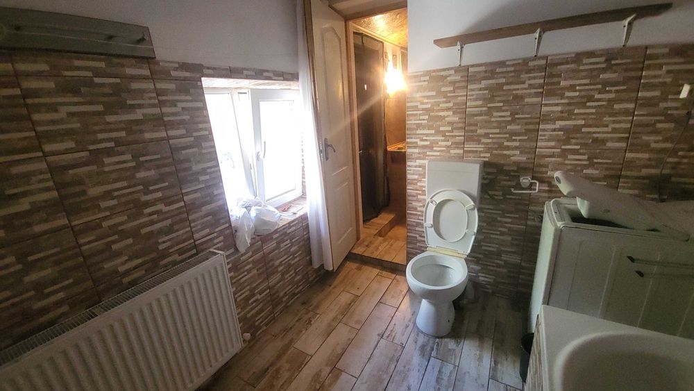 Închiriez studio/garsonieră la curte