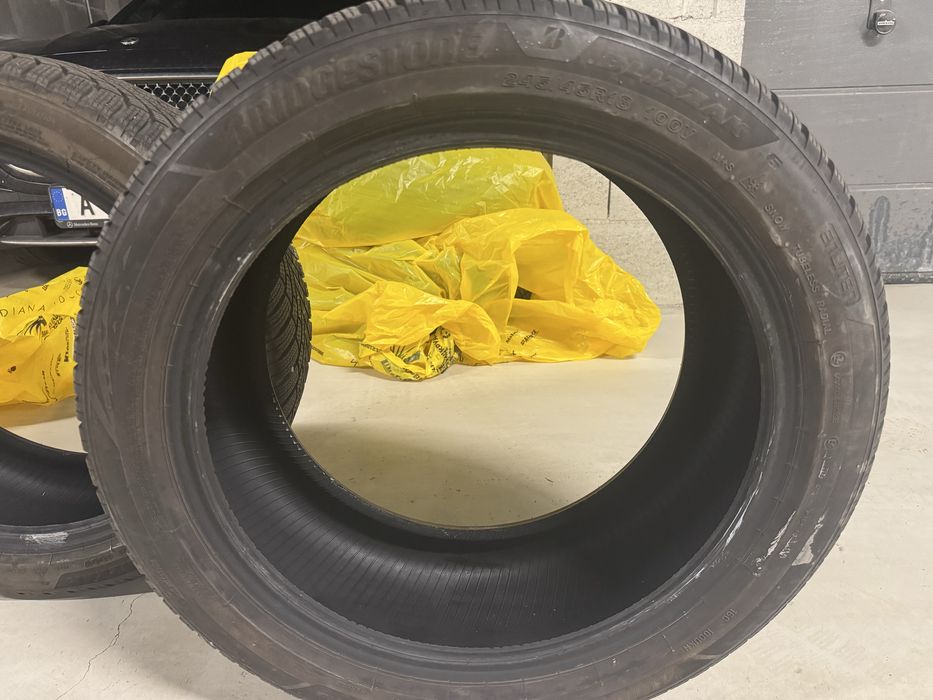 Два броя зимни гуми Бridgestone 245/45/18