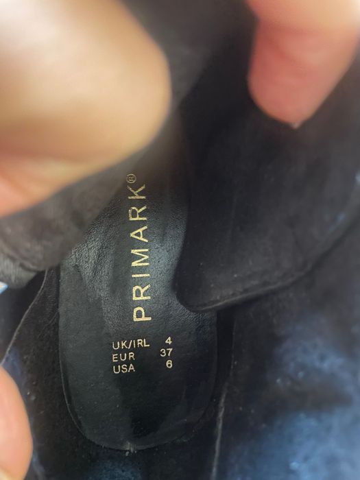 Botine din piele întoarsă neagră cu modele metalice aurii