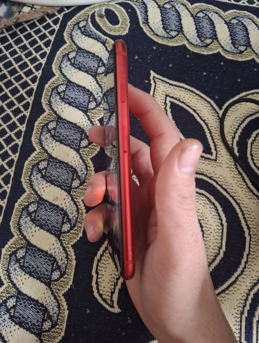 Айфон се 2020 қызыл