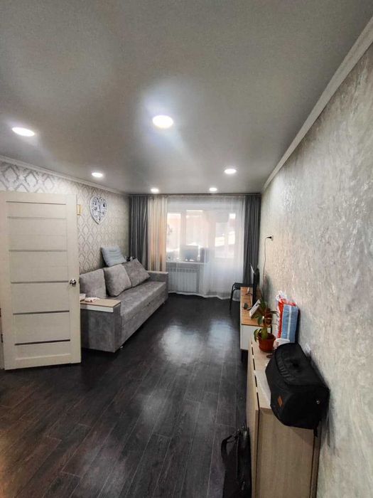 Продам  2х комнатную  Космонавтов 4