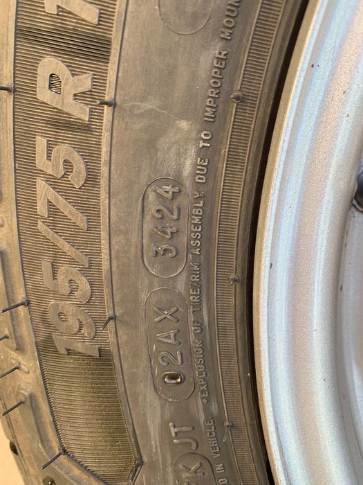 Anvelopă Michelin 195/75 R16C dot August 2024 cu jantă.