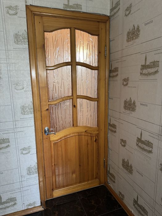 Продам двери из натурального дерева.