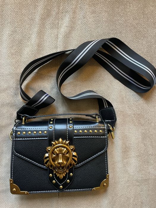 Малка чанта с ефектна катарама