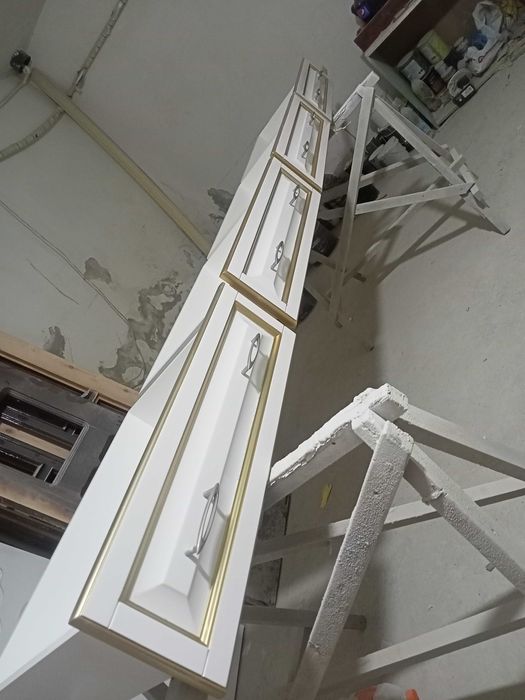 Бизнес и услуги партнёрство. Малярка по мебели и дверей лестницы.