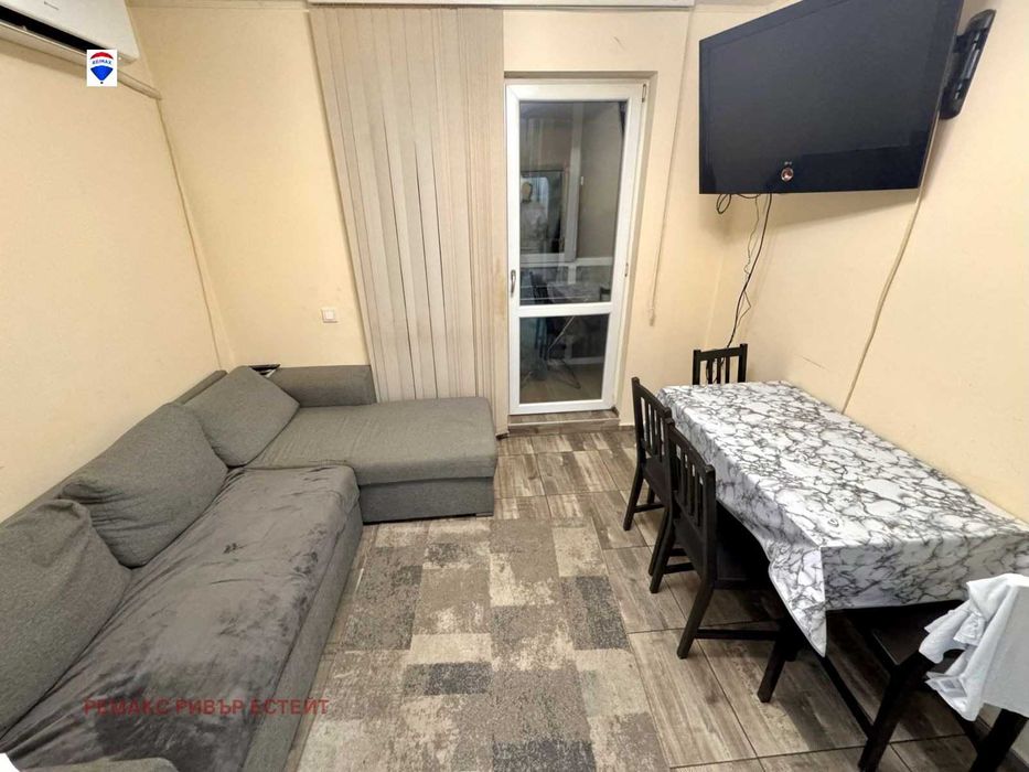 Двустаен апартамент в кв. Родина 1