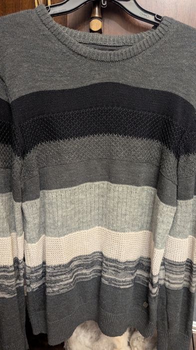 Продам фирменный свитер