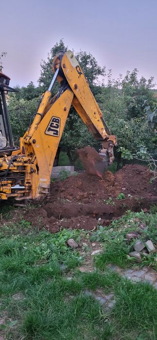 Închiriez buldoexcavator jcb 3cx