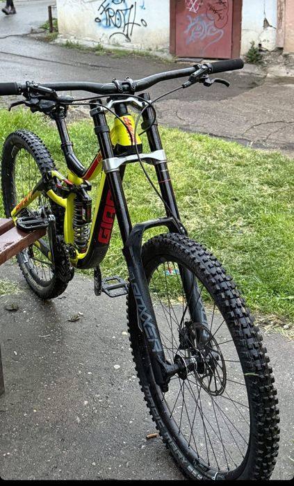 Bicicletă full suspension Giant