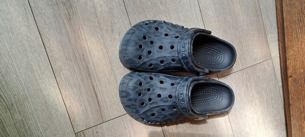 Papuci Crocs și rechin noi