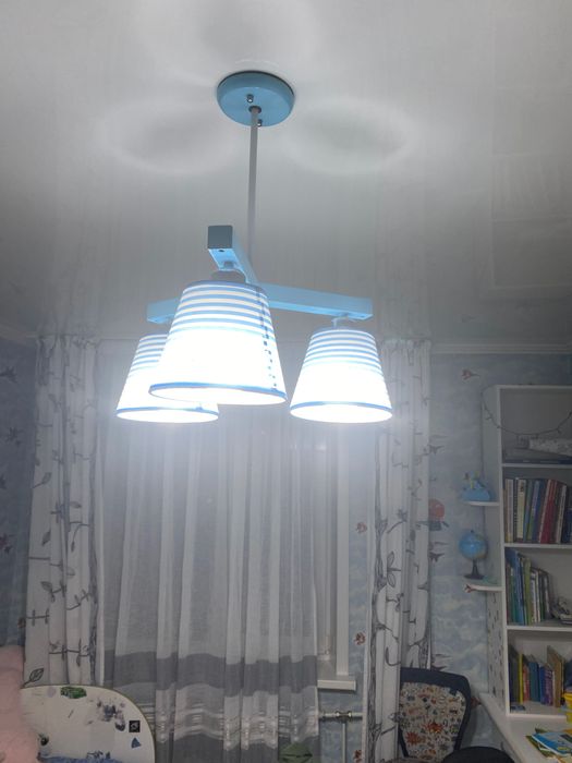 Продам люстру три рожка