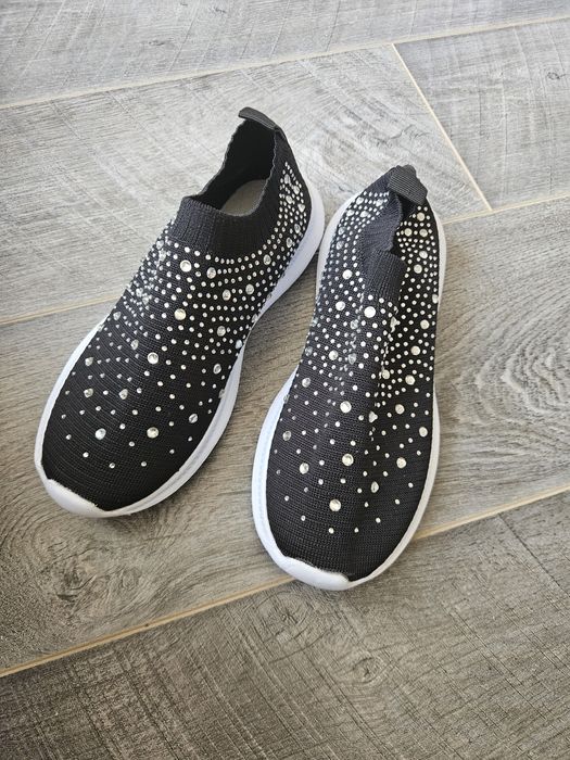 Маратонки бяла подметка черни с мъниста 34-35 номер