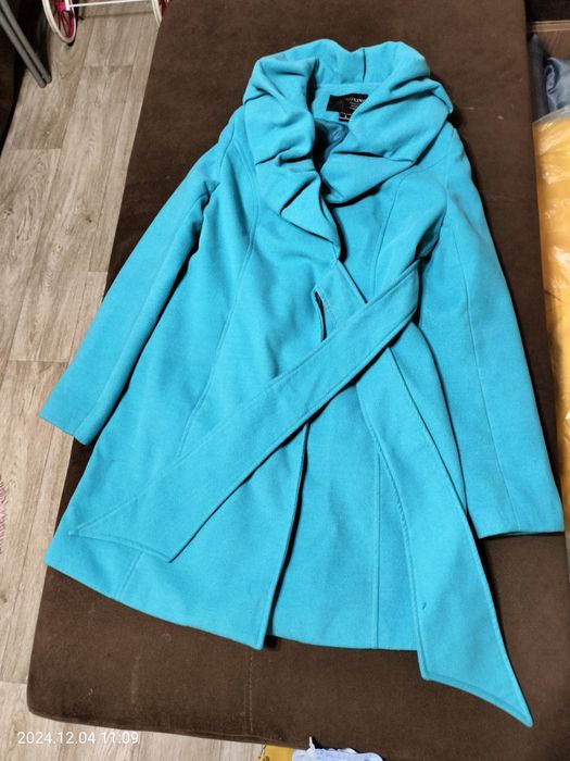 Продам пальто бирюзового цвета.