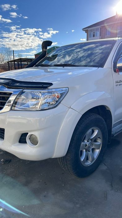 Продам авто Toyota Hilux 2011г
