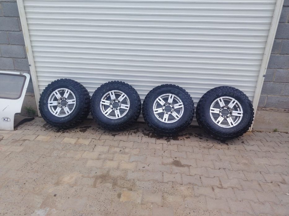 Продам комплект внедорожных шин с дисками