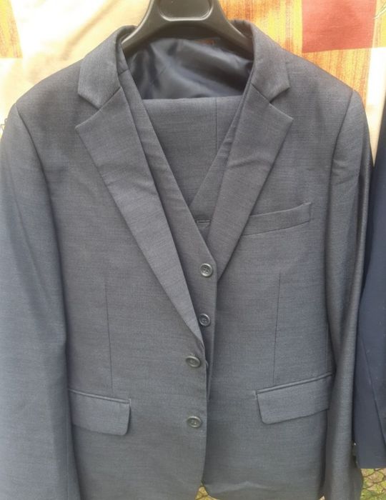 Продам костюмы тройка