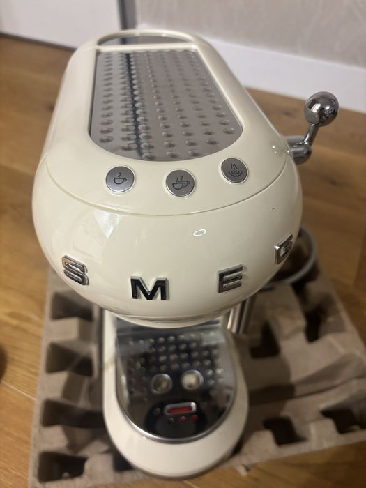 SMEG ECF01CREU espresso and cappuccino