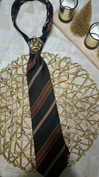 Дамска вратовлъзка с аксесоар