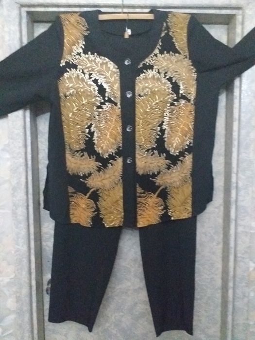 Продаётся женский костюм двойка, очень красивый