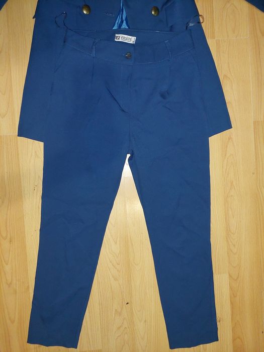 Официален дамски костюм