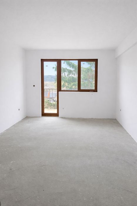 Apartament nou, spațios și foarte luminos, situat într-o zonă liniștit