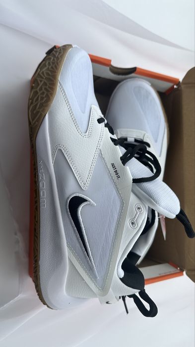 Продам кроссовки волейбольные