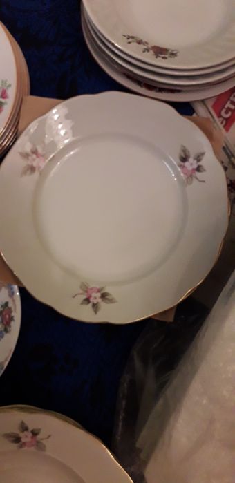 Чинии за хранене и комплекти