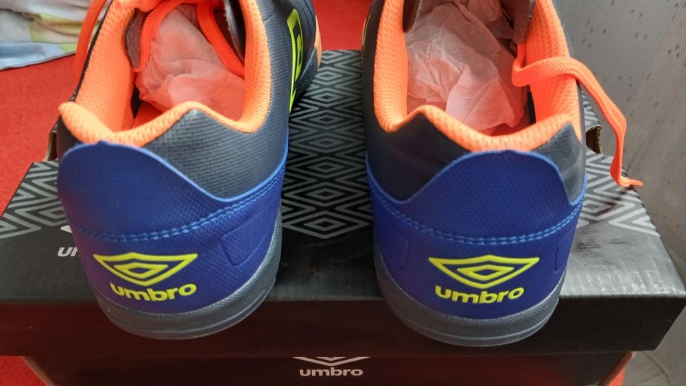 Vand ghete de fotbal UMBRO NOI marimea 38( 24 cm)