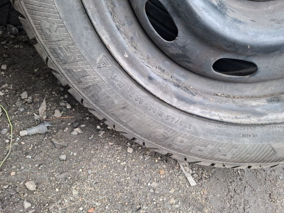 Vand 1 roata R 14 opel cu anvelopa 175 65 14 buna m+s