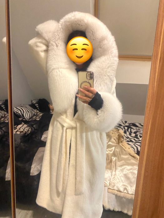 Дълго бяло палто алкантар и лисица