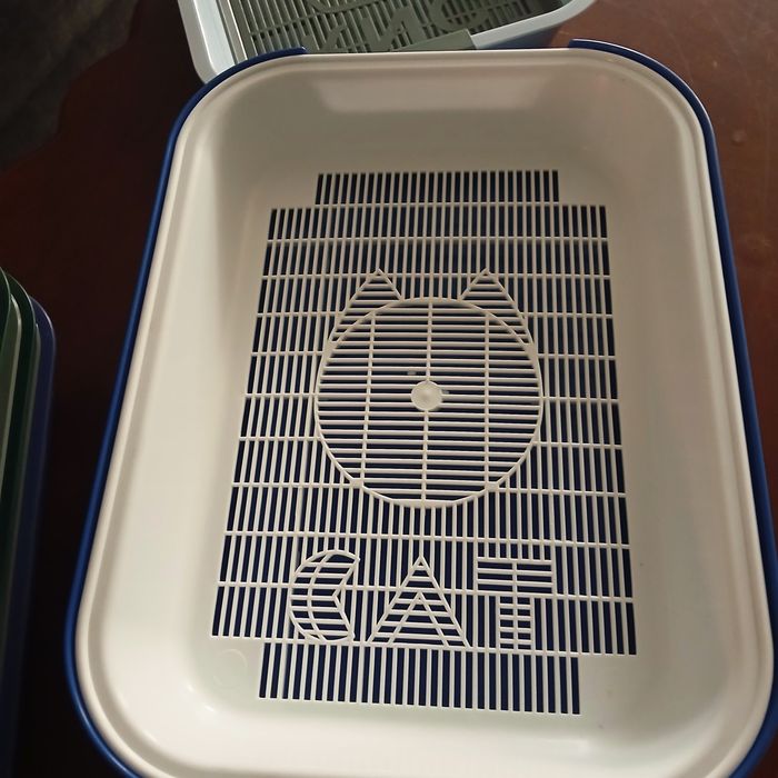 Туалет с сеткой для кошек.