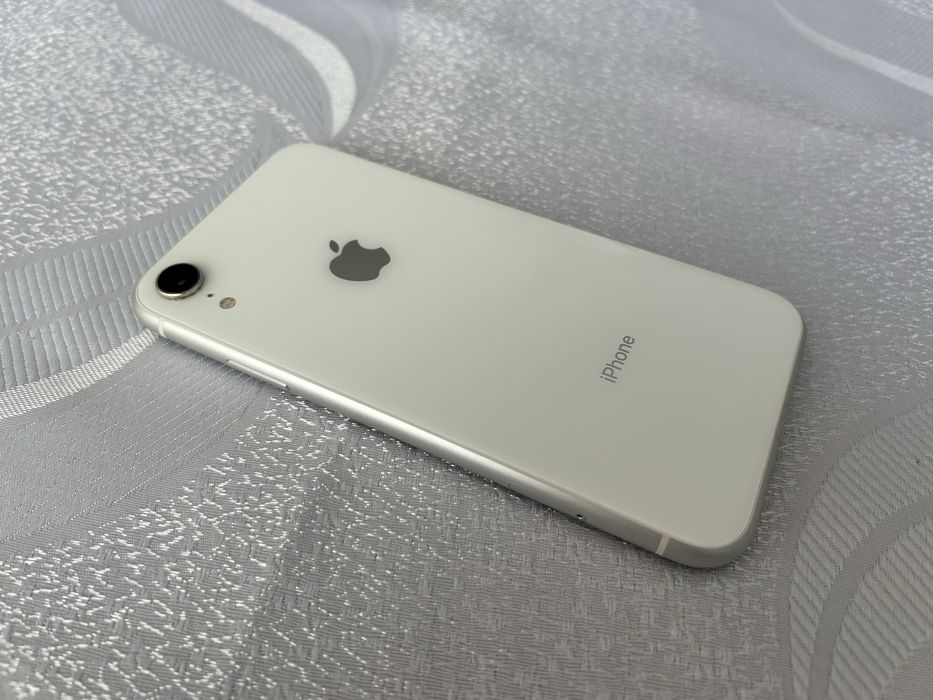 Продавам бял iPhone XR