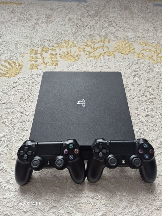 Продам PS4 slim на 1TB.