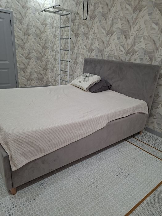 Продаю кровать с матрасом
