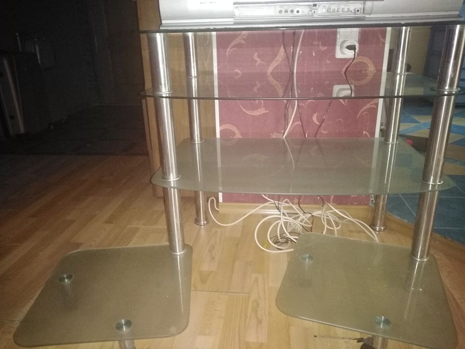 Столик под ТВ продам.